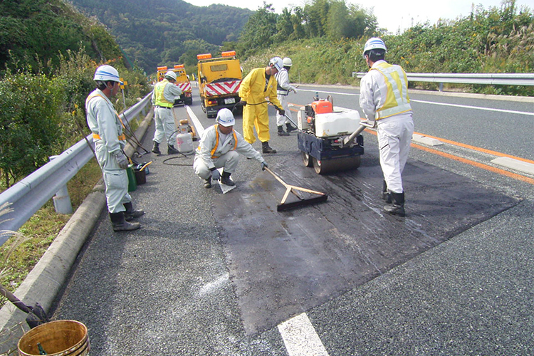 路面補修作業