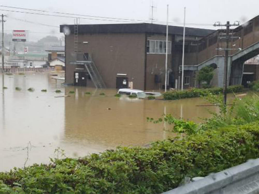 浸水した建物外観、および周辺の様子