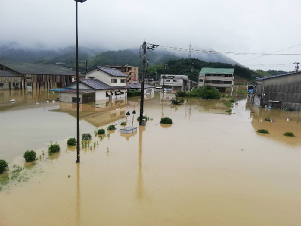 浸水した建物外観、および周辺の様子