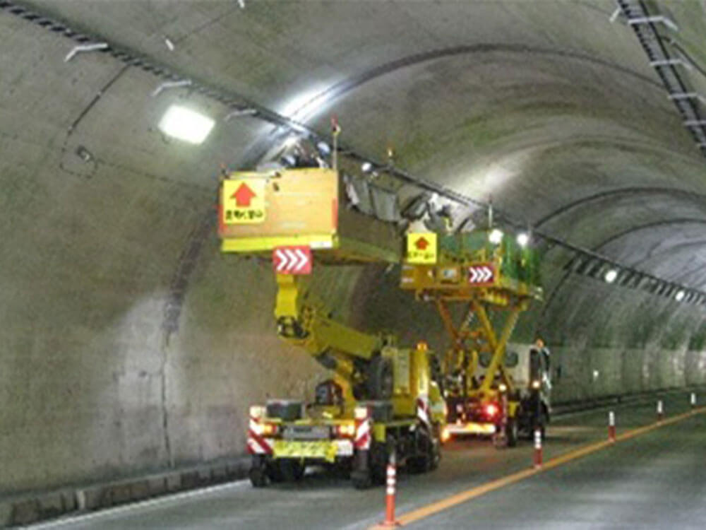 トンネル照明の増灯