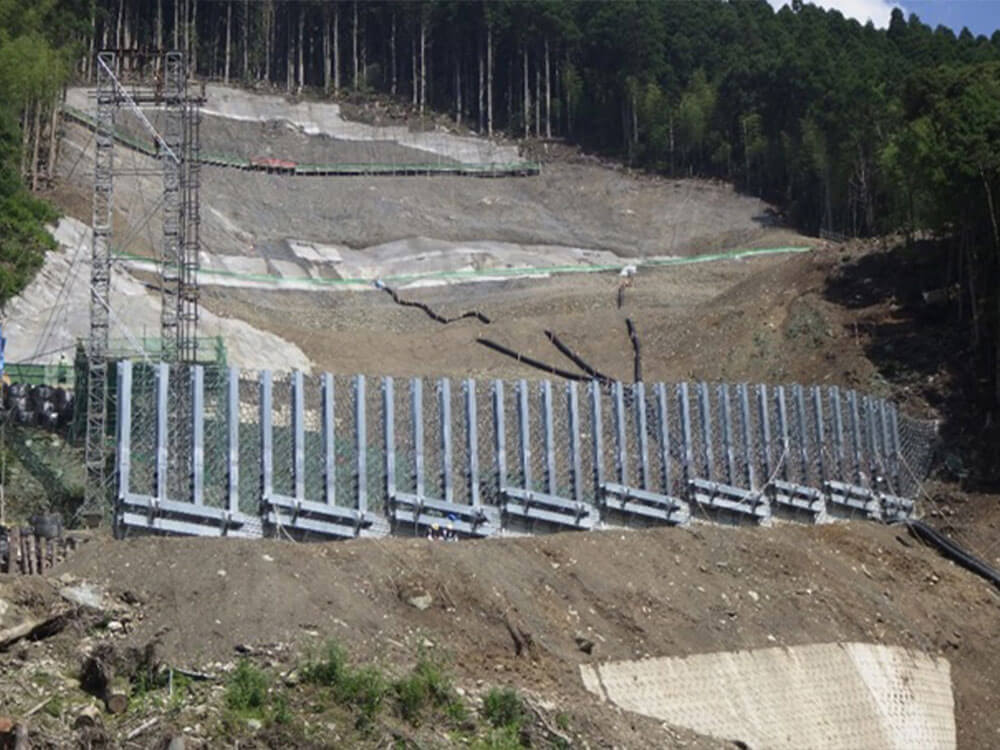 対面通行から4車線へ切り替え完了