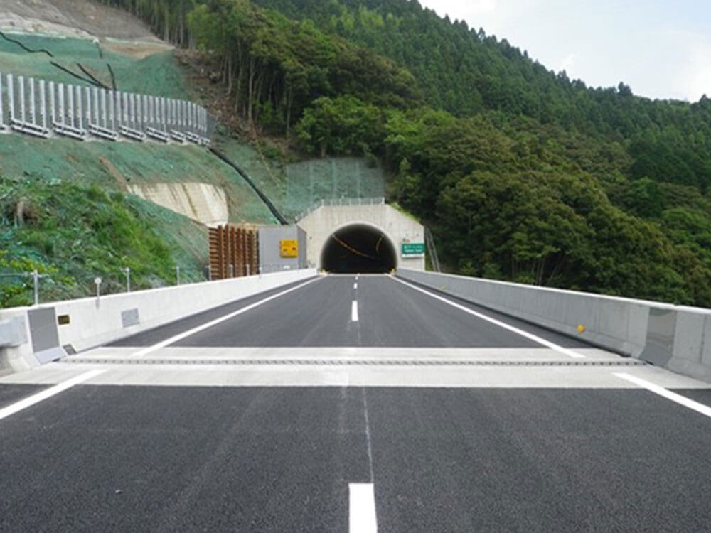 対面通行から4車線へ切り替え完了