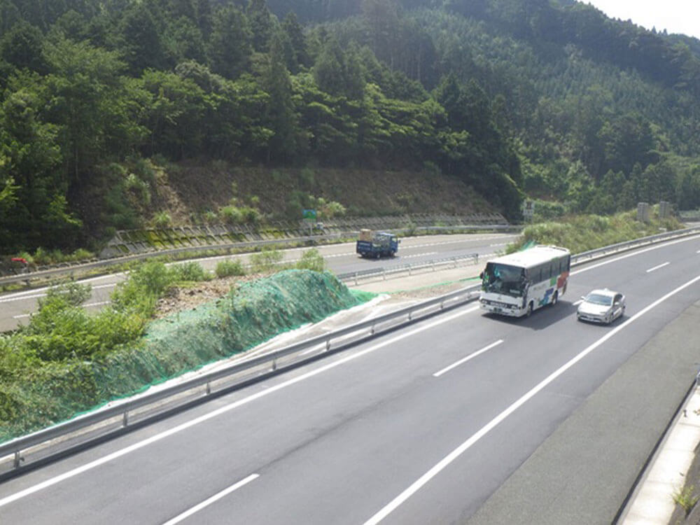 対面通行から4車線へ切り替え完了