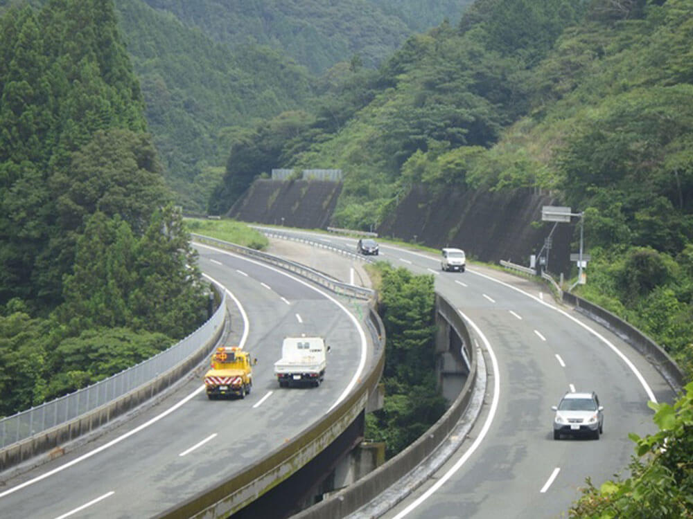 対面通行から4車線へ切り替え完了