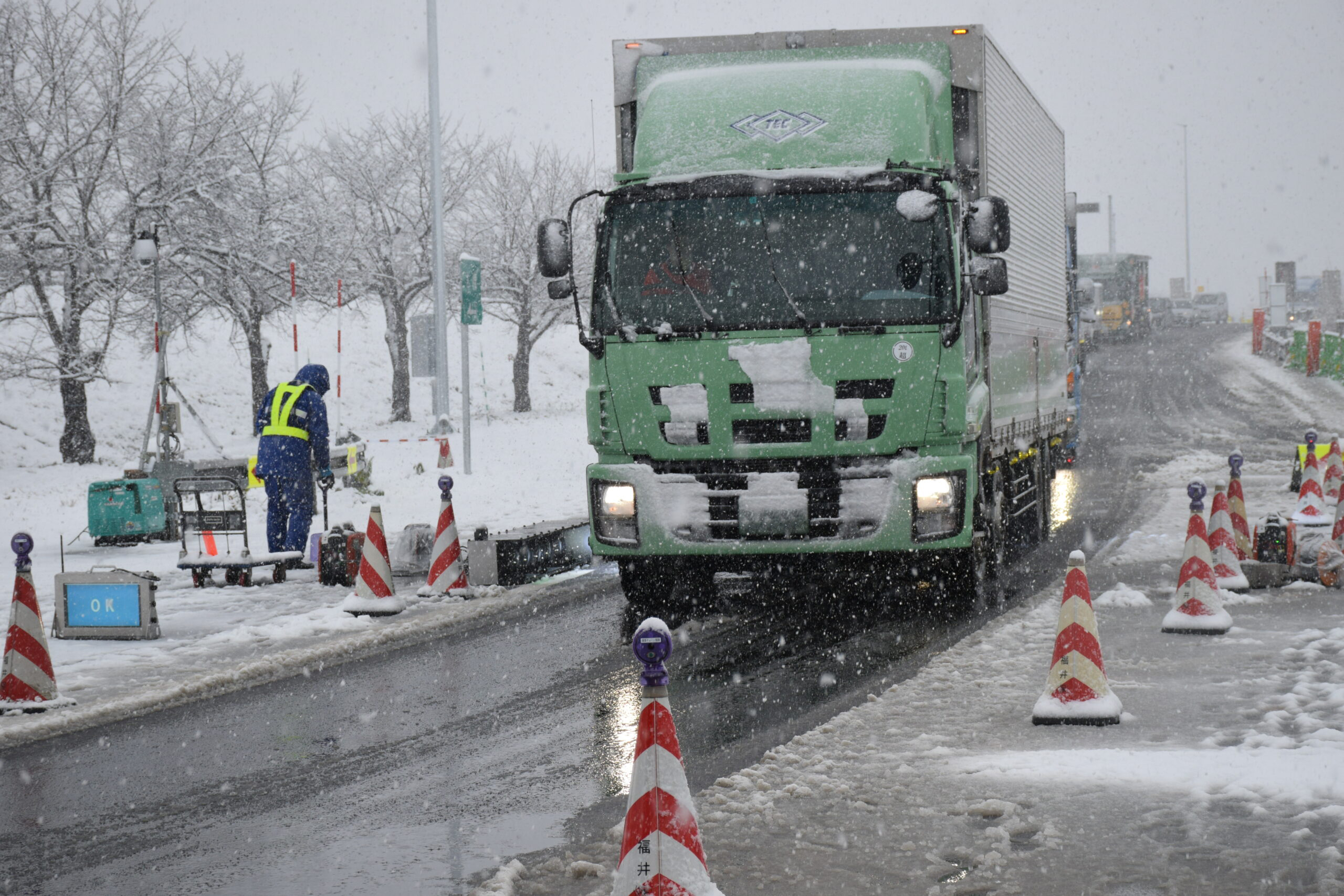 冬用タイヤ 自動判別システム | 開発ストーリー | 西日本高速道路